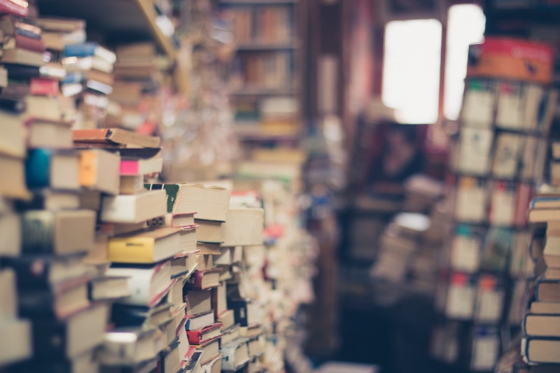 boutique-ST JEAN CAP FERRAT-min_books_stack_book_store_stack_of_books_2nd_hand_retro_hipster_shop-829090